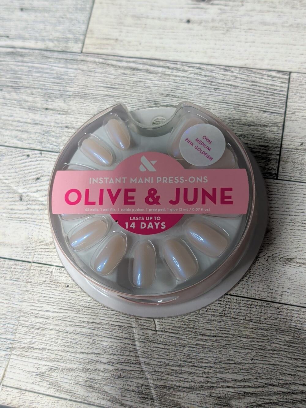 4 X Olive & June Instant Mani Press‑On Nails – Pink Goldfish – Medium